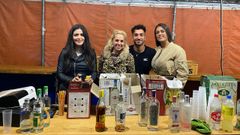 M�nica Castro, Cristina Pita, Borja Pita y Leticia Morado, de Eventos Trastoy en el cierre del toldo tras las fiestas de Nara�o