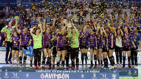 Las jugadoras del Mavi Nuevas Tecnologías celebran la victoria frente al Super Amara Bera Bera, tras concluir la final de la XXXIX Copa de la Reina de balonmano femenino en partido que se ha disputado esta tarde en el pabellón de Ciudad Jardín de Málaga