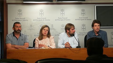 El diputado de Podemos Daniel Ripa y la portavoz de Somos Oviedo, Ana Taboada, con trabajadores de la fbrica de armas de Trubia