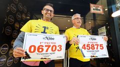 Los propietarios de El X de la Suerte, en O Porri�o, con los n�meros agraciados en el sorteo del Ni�o