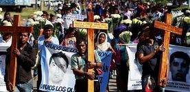 Familiares y compa�eros de los estudiantes de Ayotzinapa participan en una misa en el mismo lugar donde desaparecieron. 