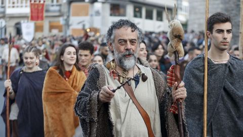 Un druida castrexo desfilando en el Arde Lucus