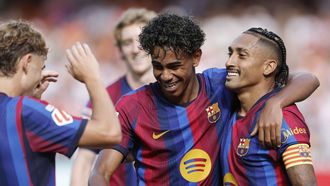 Ferm�n, Lamine Yamal y Raphinha celebran el gol del brasile�o.