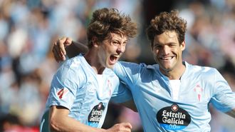 El vigu�s Fer L�pez, en la imagen con Marcos Alonso, volver� a vestir de celeste.