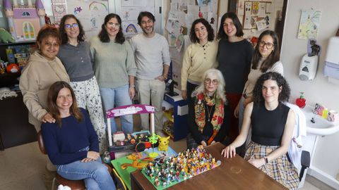 Azucena Sordo, Sara Granda, Emma Lpez (de izquierda a derecha, sentadas), Miriam Costas, Sara Buyo y Paula Marcos (segunda, sexta y sptima, de izquierda a derecha de pie), junto con la secretaria y residentes del servicio de salud mental infantojuvenil