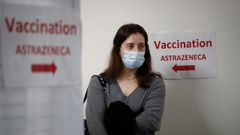 Una mujer, antes de vacunarse con AstraZeneca en una cl�nica de Stains, Francia