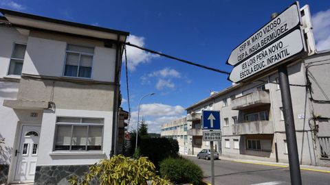A la derecha, edificio construido para viviendas de profesores en la calle Cuart de Poblet