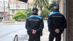 Imagen de archivo de dos policías locales patrullando por la céntrica Praza de Galicia de Carballo.