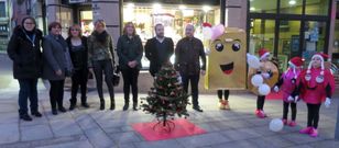 La campa�a fue presentada en la Praza por representantes de la AED, del CCA y del Concello de Lal�n.