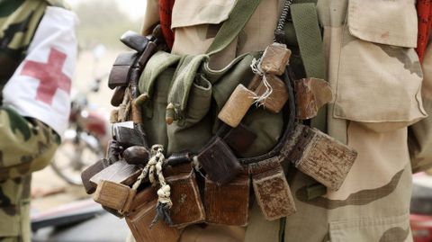 Un soldado con amuletos