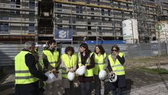 La Xunta construye vivienda protegida actualmente en O Castieirio. En la imagen, una visita a una de esas promociones de la conselleira de Vivenda, Mara Martnez Allegue, y de la alcaldesa, Goretti Sanmartn