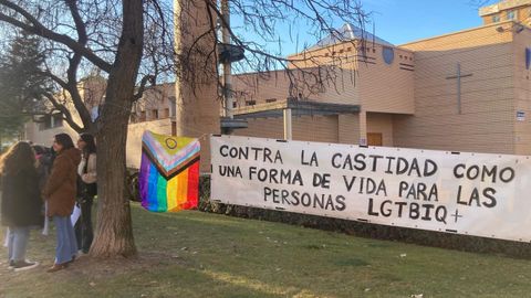 Decenas de personas se concentraron el domingo por la tarde en seal de repulsa