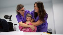 Ita, este s�bado en la vivienda residencial de Amencer en Pontevedra, con las trabajadoras Cintya y Bel�n