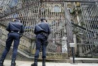 Polic�as nacionales custodian la catedral de Santiago tras un aviso de bomba este a�o. 
