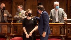 La viuda de Carlos Ruiz Zaf�n, Mari Carmen Bellver, y el presidente de Planeta, Jos� Creuheras, durante el acto de homenaje al narrador. A la derecha, el escritor y amigo de Zaf�n Eduardo Mendoza.