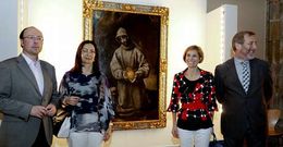 Francisco Singul, a la izquierda, y al fondo la obra m�s valiosa de la exposici�n, de El Greco. 