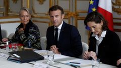 Macron, durante una reuni�n este jueves con la primera ministra Elisabeth Borne (izquierda).