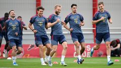 Konrad Laimer y Tom Bischof, del Bayern de M�nich, en la sesi�n de entrenamiento de este martes.