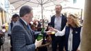 La candidata del PP a la Presidencia del Principado, Teresa Mallada (d), el vicesecretario Organizaci�n del partido, Javier Maroto (c), y el candidato a la alcald�a de Oviedo, Alfredo Canteli (i), toman sidra durante el recorrido que realizaron repartiendo propaganda electoral en el mercado de El Font�n de Oviedo.
