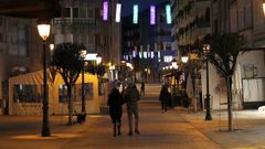 Las restricciones han reducido la presencia de personas en la calle peatonal de Boiro 