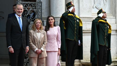 Felipe VI y la reina Letizia con la primera ministra italiana, Giorgia Meloni