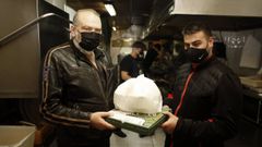 Jos� Manuel V�zquez, gerente de Galipizza, a la izquierda entregando un pedido a un repartidor