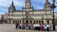 El grupo de viajeros alicantinos guiados por Paco Albert delante del Ayuntamiento de A Coru�a