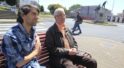 Jorge Su�rez y Fernando Miramontes, sentados junto al monumento del 10 de Marzo, conversando sobre el futuro pol�tico de Ferrol. 