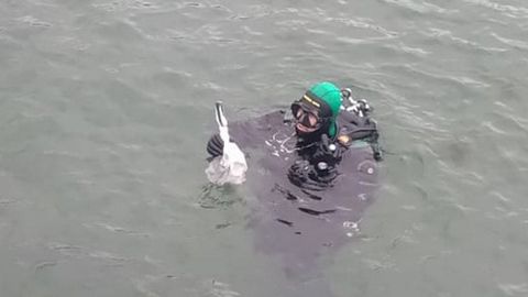 Un buzo de la Guardia Civil rescata del agua de la r�a de Muros el arma del crimen
