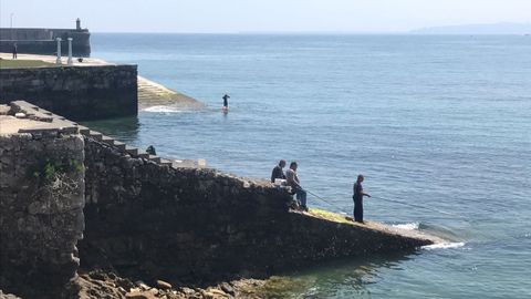 Los asturianos disfrutan del sol en la playa de Luanco