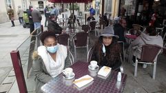 Clientes en la terraza de una de las cafeter�as de la calle Cardenal este viernes, el d�a que reabri� la hosteler�a