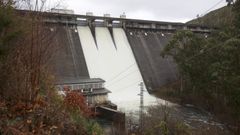 La presa�de A Ribeira, con varios aliviaderos abiertos para desembalsar parte del agua acumulada