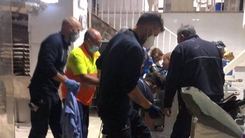 Rescate de un panadero que atrap� la mano en una amasadora en Avil�s