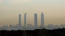 Imagen de archivo de las torres de la Castellana de Madrid tapadas por la contaminacin atmosfrica