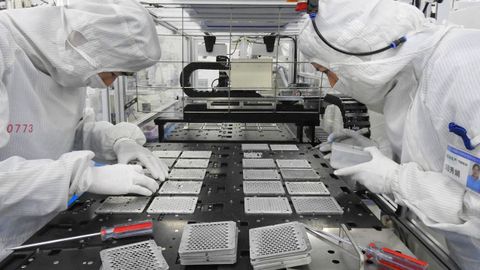 Trabajadores chinos en una planta de fabricaci�n de c�maras para m�viles