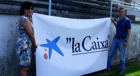Elena Maradona, directora de la oficina de La Caixa en Ribadeo, y V�ctor L�pez, presidente del club.