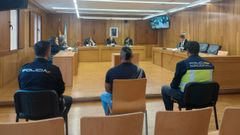El acusado compareci� en el juicio escoltado por dos agentes de la Polic�a Nacional