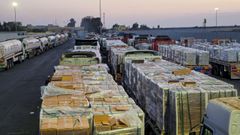 Camiones cargados de ayuda humanitaria en el paso de Rafah