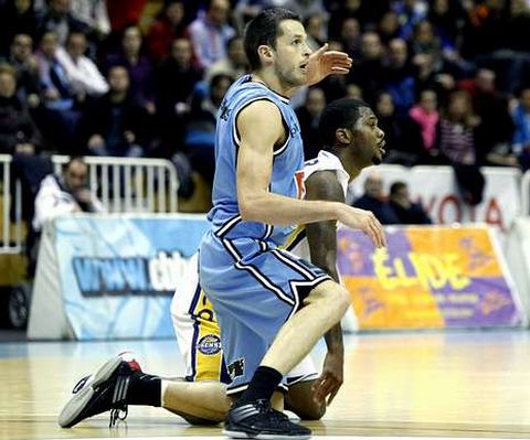 Leonavicius, con Barbour en el derbi contra Ourense.