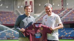 Rodrigo Cumbraos, responsable de contenidos de Driblab, con el entrenador del Pontevedra CF, Rub�n Dom�nguez. 