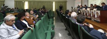 Discursos de apertura, ponencias y opiniones del p�blico coincidieron ayer en Burela al reivindicar el peso de la pesca. 