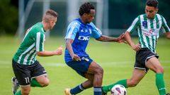 Romario Ibarra conduce el baln durante el Oviedo-Lenense