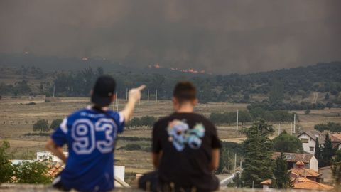 Personas desde el municipio vecino de El Toro observan el humo y las llamas en Bejs el da de ayer