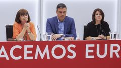 Pedro Snchez junto a la presidenta del PSOE, Cristina Narbona (izq) y la ex vicesecretaria general, Adriana Lastra.