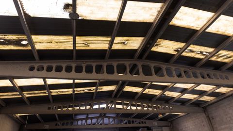 Las instalaciones presentan graves deficiencias en la cubierta.