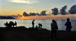 Puesta de sol desde el �mejor banco del mundo�, cada vez m�s frecuentado. 