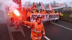Los trabajadores de la planta de A Coru�a vuelven a manifestarse para exigir  una soluci�n  al conflicto