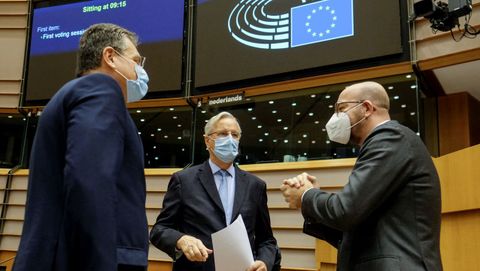 Barnier charla con Charles Michel, presidente del Consejo, y Maros Sefcovic, vicepresidente de la Comisi�n, en la Euroca�mara