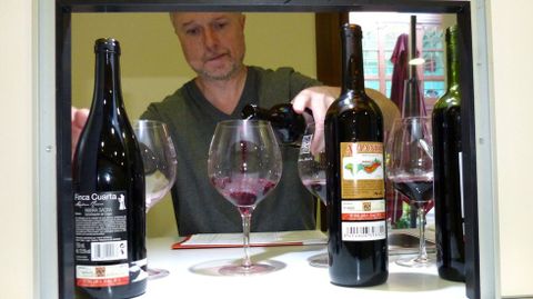 El director de Lavinia Espaa, en una cata de vinos en el consejo regulador de Ribeira Sacra