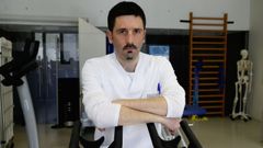 Guillermo Bilbao es uno de los nueve fisioterapeutas del �rea sanitaria de Pontevedra que participan en el programa para prevenir el dolor de espalda